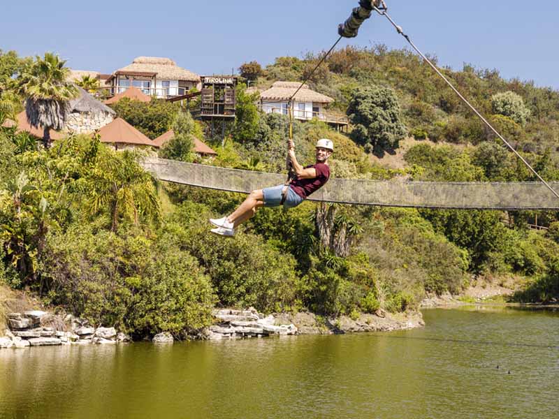 Tirolina sobre el lago de Selwo Aventura