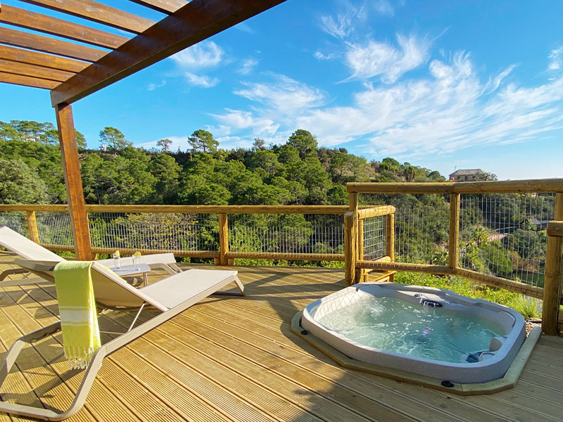 Terraza en los apartamentos del Poblado Zulú de Hotel Selwo Lodge (Selwo Aventura)