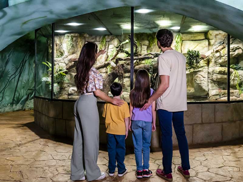 Familia en la instalación de Amazonía en Selwo Marina Benalmádena